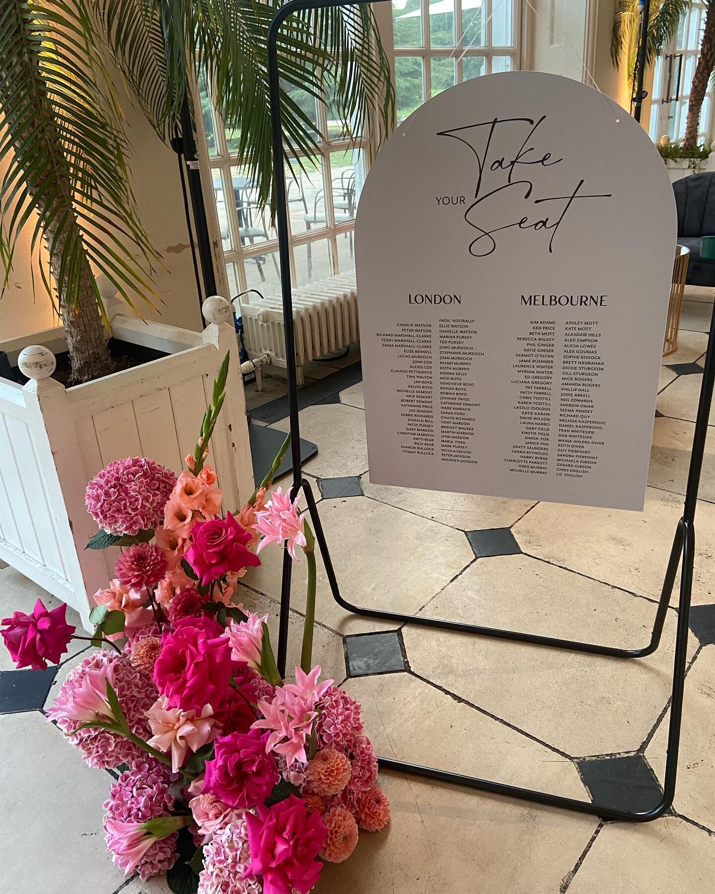 One of those events that when you design it, you know the colour palette will bring the venue to life 💕
SO pleased with how this turned out for our Aussie bride Michelle! 
Incredible supplier team:
@bysophieamor 
@bud_flora 
@inkandpaper_ldn 
@kew